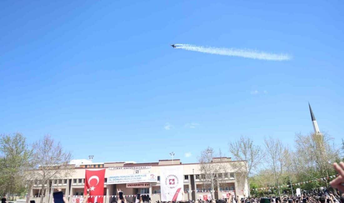 Elazığ’da Fırat Üniversitesi’nin 50. yılına özel düzenlenen etkinlikte SOLOTÜRK uçuşu göz doldurdu. Elazığ'da Fırat Üniversitesi'nin 50. yıl etkinlikleri kapsamında SOLOTÜRK gösterisi yapıldı.