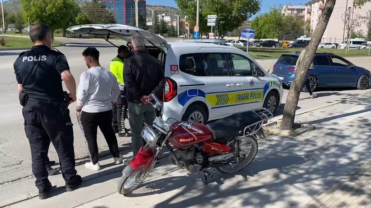 Elazığ'da otomobil ile motosikletin çarpışması sonucu 2 kişi yaralandı. Kaza,