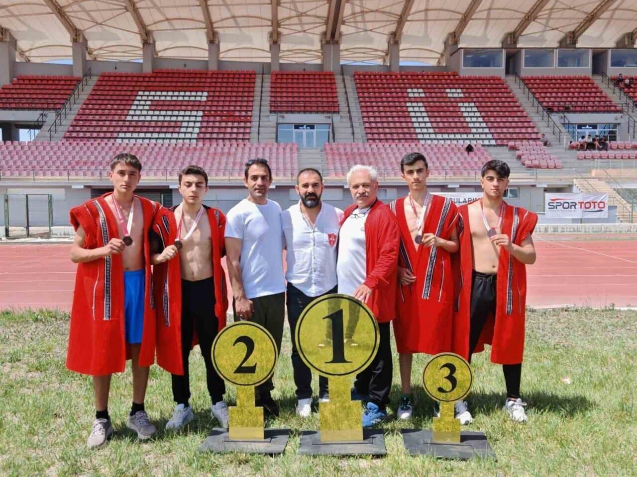 Aksaray'daki Okul Sporları Gençler ABA Karakucak Güreş Türkiye Şampiyonası'nda Elazığlı