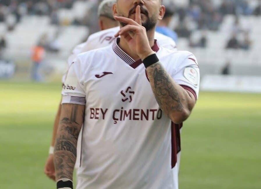 Elazığspor’un Tahkim Kurulu Kararı Beklentisi Gerçekleşti: Beykan Şimşek’in Cezası İndirildi Elazığspor'un kaptanı Beykan Şimşek'in, Beyoğlu Yeni Çarşı maçında gördüğü kırmızı