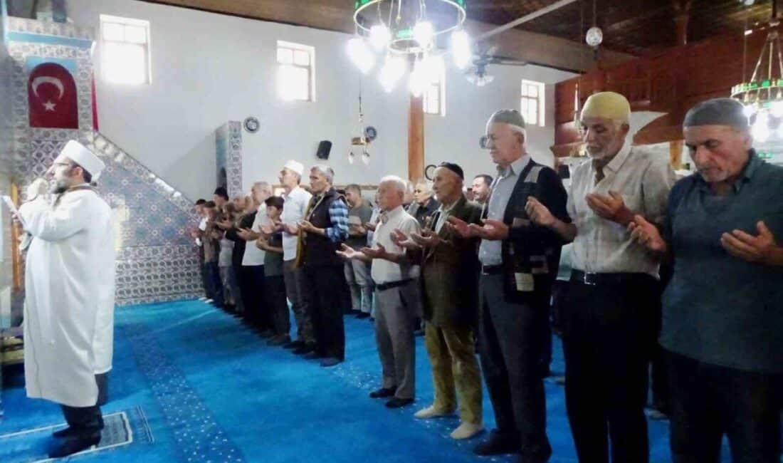 Kütahya'nın Emet ilçesinde, Yeniceköy'de yaklaşık 2 bin kişinin katılımıyla geleneksel
