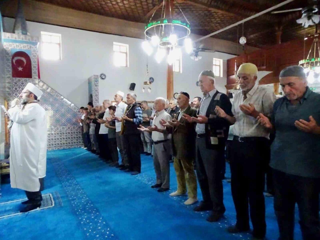 Kütahya'nın Emet ilçesinde, Yeniceköy'de yaklaşık 2 bin kişinin katılımıyla geleneksel