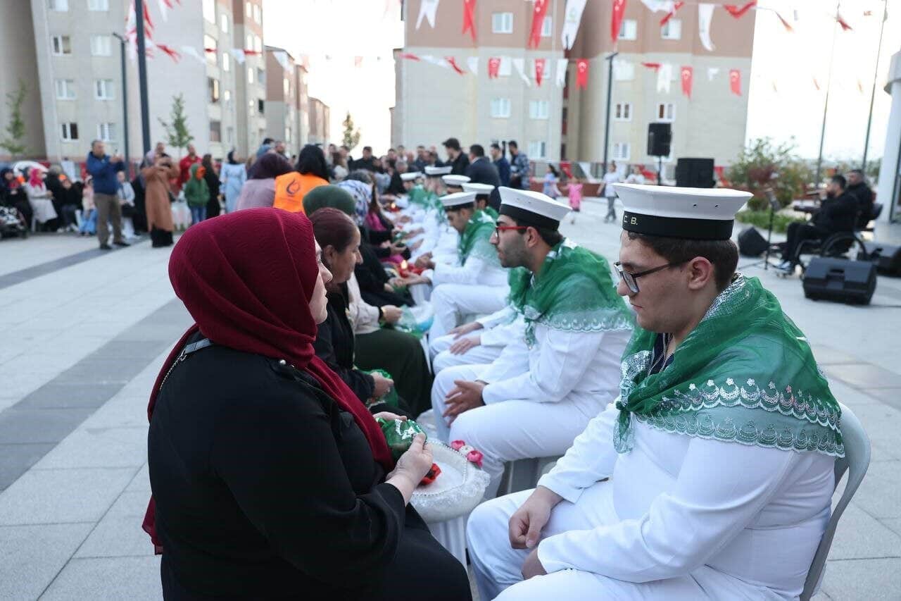 Çayırova'da 12 özel birey için asker kınası etkinliği yapıldı. Derince