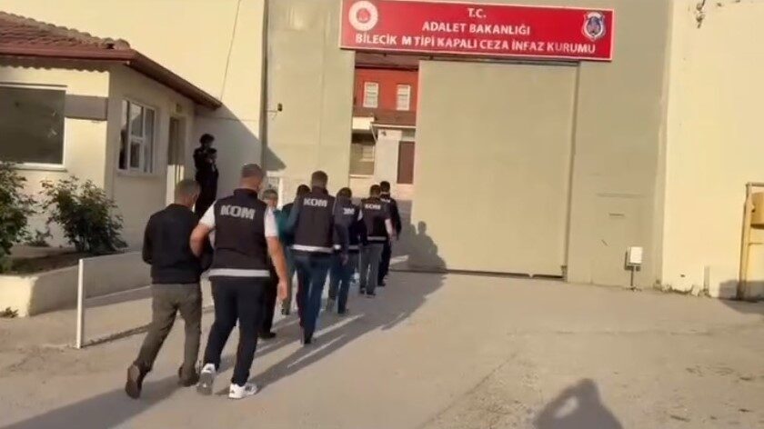 Bilecik’te Engelli Raporlarıyla Dolandırıcılık Yapan Şebeke Çökertildi Bilecik'te engelli sağlık raporları üzerinden dolandırıcılık yapan bir şebeke çökertildi.