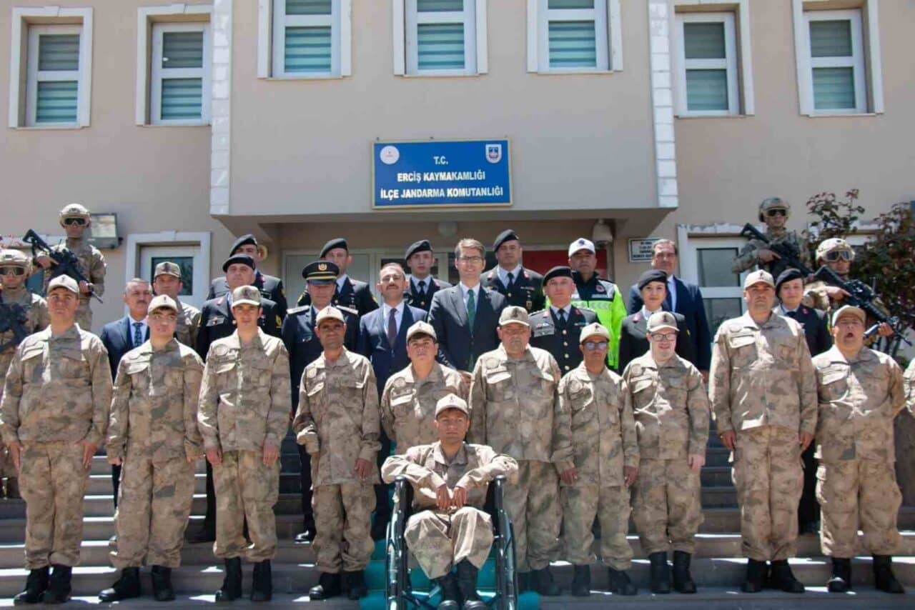 Van'ın Erciş ilçesinde düzenlenen temsili askerlik töreninde özel bireyler, yemin