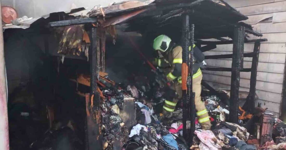 Erdek’te Bir Konteyner Evde Sebebi Belirsiz Yangın Meydana Geldi Balıkesir'in Erdek ilçesindeki bir konteyner evde çıkan yangın kısa sürede
