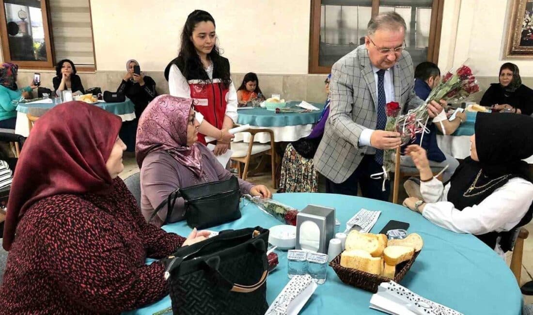 Erdemli’de Şehit ve Gazi Anneleri, Anneler Günü’nde Güllerle Onurlandırıldı Mersin’in Erdemli ilçesinde şehit ve gazi anneleri için Anneler Günü,