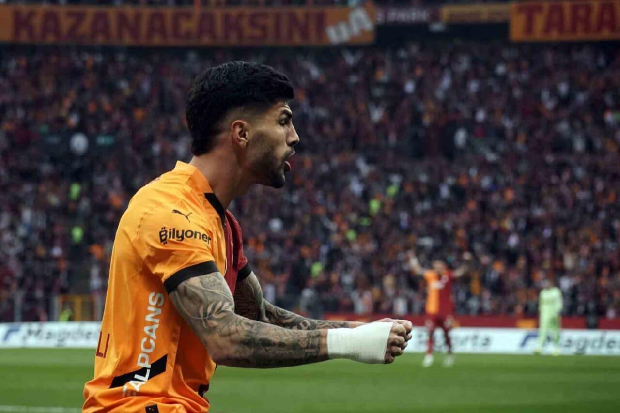 Galatasaraylı Eren Elmalı, Sivasspor ile oynanan maçta 25. dakikada sakatlanarak