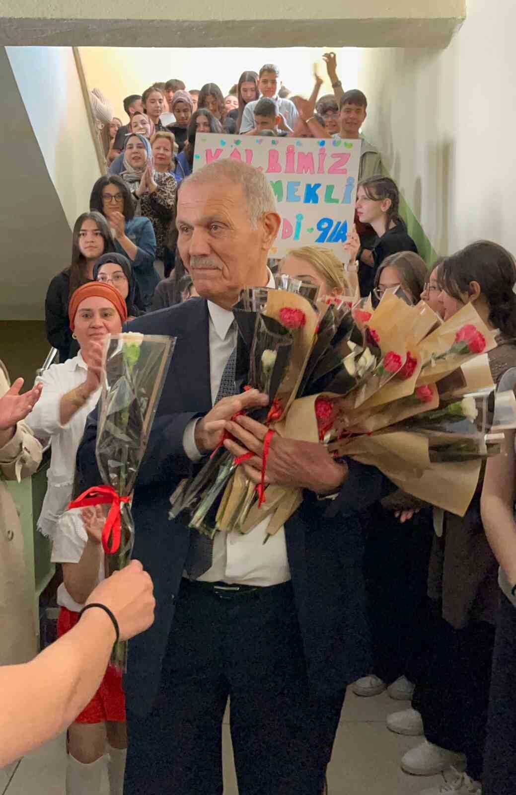 Ersin Bacaksız Anadolu Lisesi Müdürü Mehmet Emin Gökdere, emekli olması