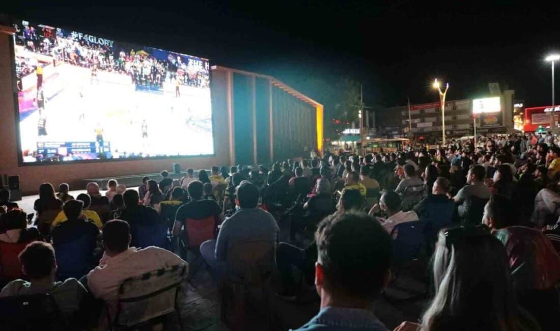 Erzincan'da basketbolseverler, EuroLeague Finali'nde Fenerbahçe Beko'yu desteklemek için meydanda toplandı.