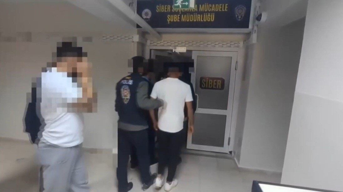 Erzincan’da Siber Suçlarla Mücadele Operasyonu: 9 Şüpheli Gözaltında Erzincan'da siber suçlarla mücadele kapsamında gerçekleştirilen operasyonda, 9 şahıs gözaltına