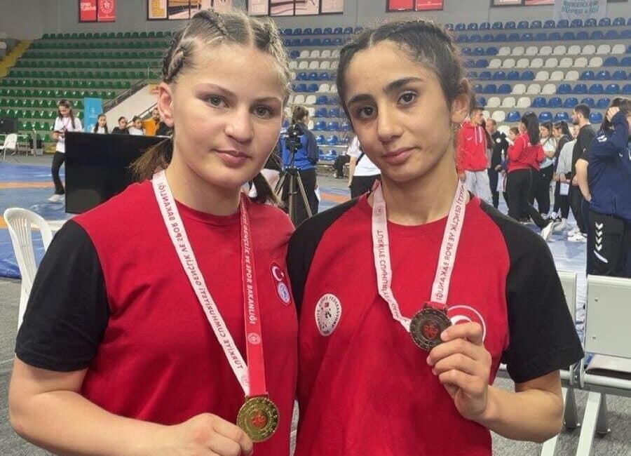 Erzincanlı güreşçi Safiye Mustafa, Rize'de düzenlenen Yıldız Kızlar Türkiye Şampiyonası'nda