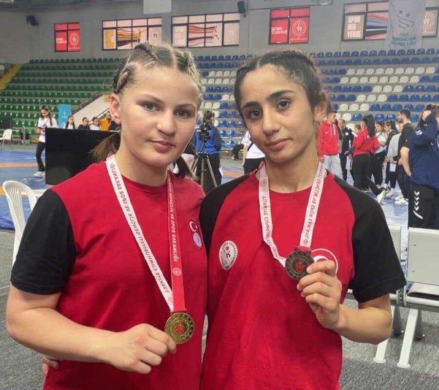 Erzincanlı güreşçi Safiye Mustafa, Rize'de düzenlenen Yıldız Kızlar Türkiye Şampiyonası'nda