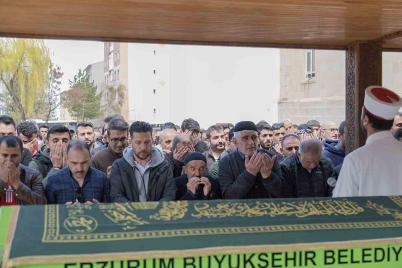İbrahim Selamet, kalp krizi sonucu 41 yaşında hayatını kaybetti. Erzurum