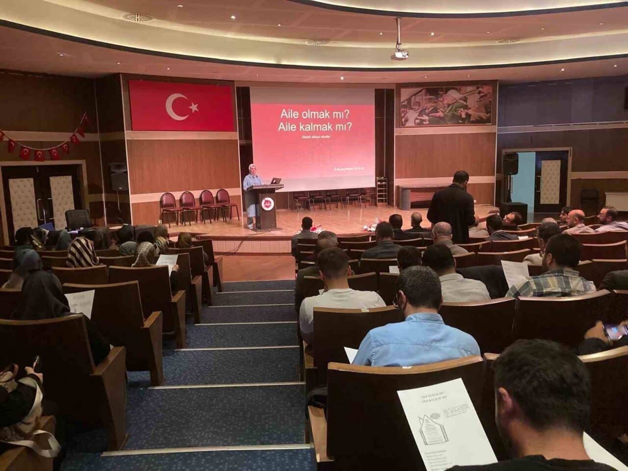 Erzurum Müftülüğü, "Aile içi Sağlıklı İletişim" seminerini düzenledi. Psikolog Hatice