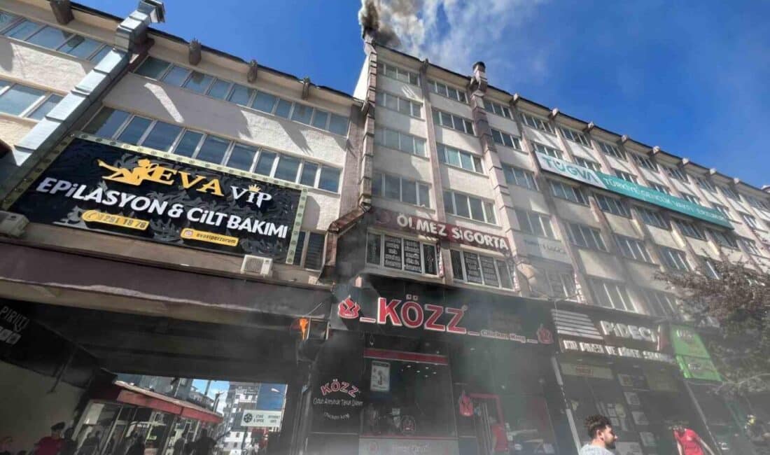 Erzurum’da tavuk döner lokantasının bacasında çıkan yangına esnaf müdahale etti Erzurum'da Cumhuriyet Caddesi'ndeki bir tavuk döner lokantasının bacasında çıkan yangına