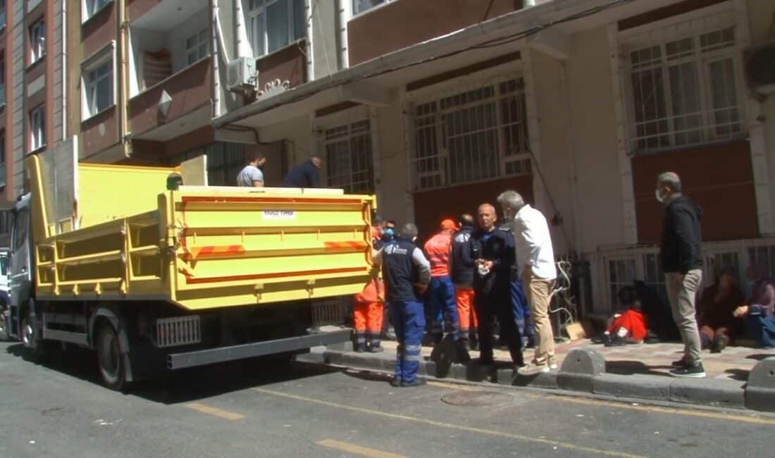 Esenler'de Naile Akkaya (63), zihinsel engelli kızıyla birlikte yaşadığı evden