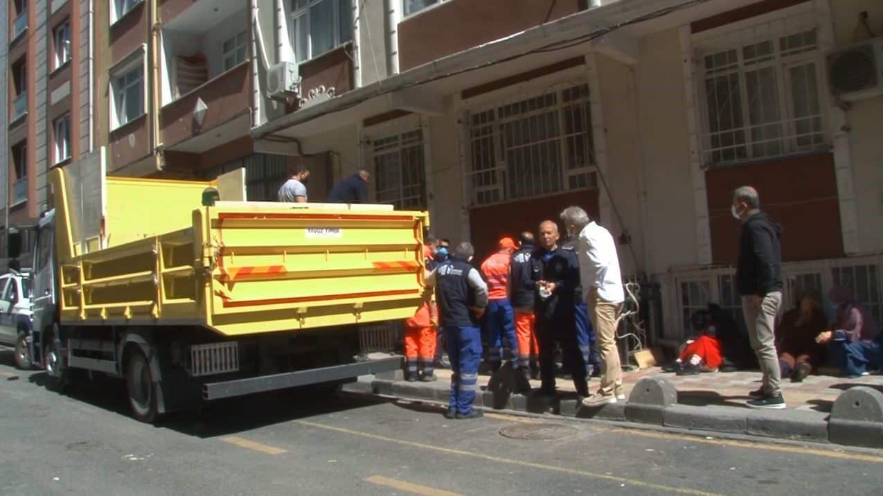 Esenler'de Naile Akkaya (63), zihinsel engelli kızıyla birlikte yaşadığı evden