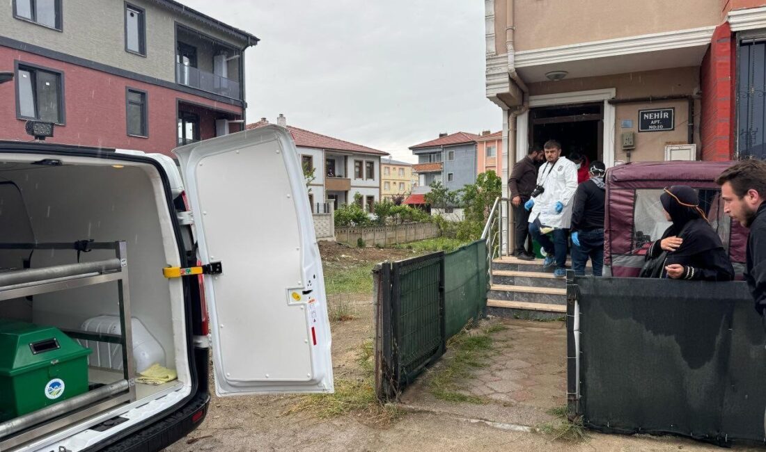 Karasu ilçesinde, Ahmet Fırat adlı eski oyuncu, evinin balkonunda ölü