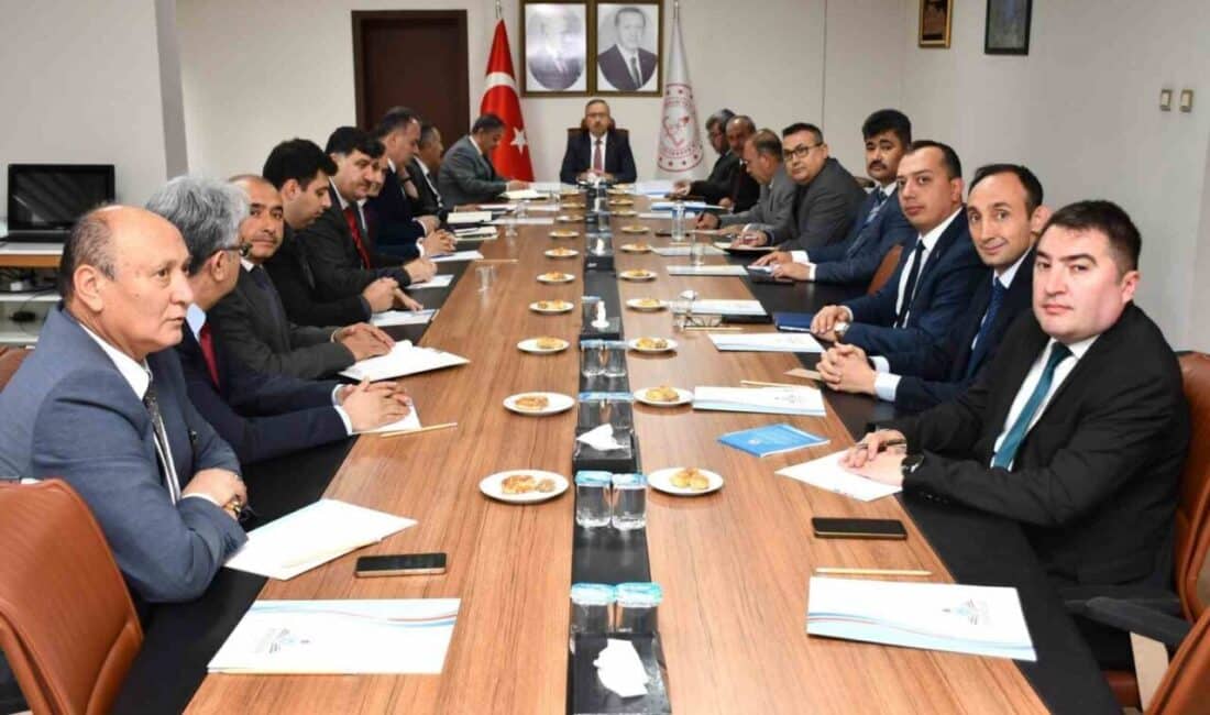 Eskişehir’de Aylık Koordinasyon Toplantısında Eğitim Projeleri ve Faaliyetler Görüşüldü Eskişehir İl Milli Eğitim Müdürü Sinan Aydın, ilçe milli eğitim