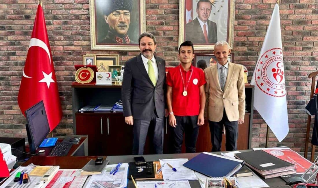 Okan Yumuk, Türkiye Atletizm Şampiyonası’nda 3000 metre Cross’ta birincilik elde etti. Eskişehirli atlet Okan Yumuk, YURTLİG Türkiye Atletizm Şampiyonası'nda 3000 metre