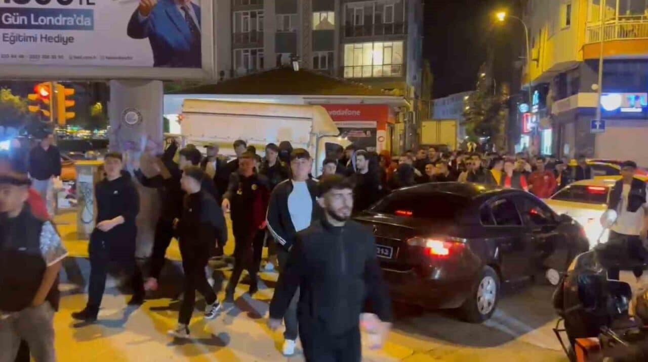 Galatasaray'ın 25. şampiyonluğunu ilan etmesinin ardından Eskişehirspor taraftarları sokaklara çıkarak