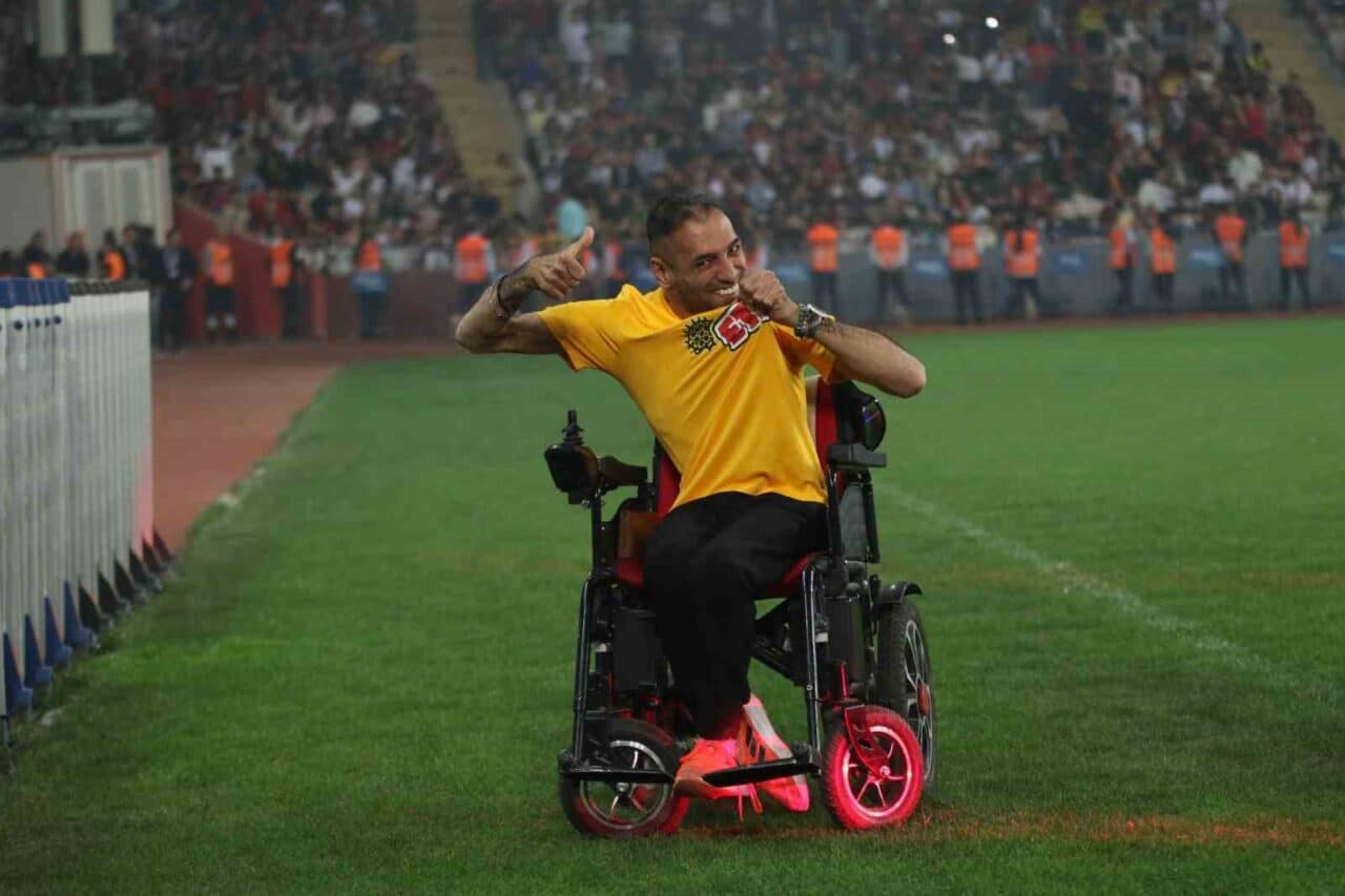 Eskişehirspor’un şampiyonluk kutlamalarında, engelli sandalyesiyle katılan eski yönetici Gökhan Güler,