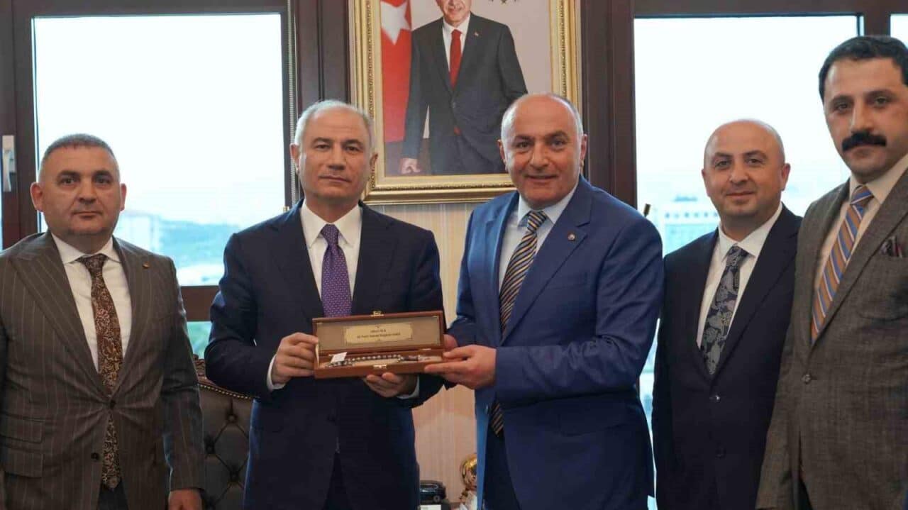 Saim Özakalın, ETSO Yönetim Kurulu ve Meclis üyeleriyle birlikte AK