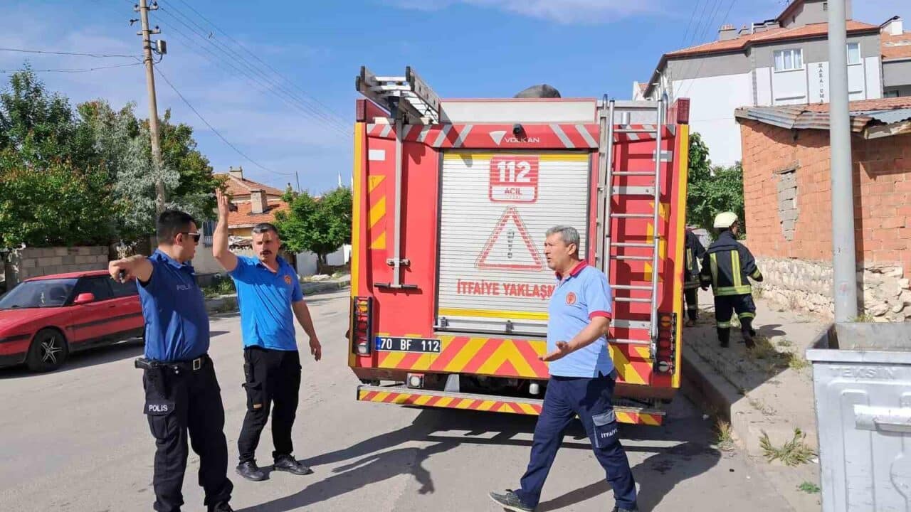 Karaman'da Zembilli Ali Efendi Mahallesi'ndeki bir evden yoğun duman yükselmesi