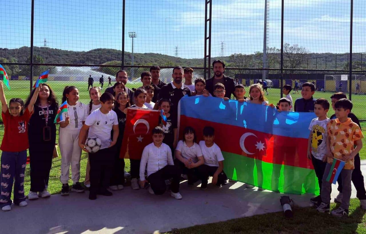 Kasım Alper Özdemir, Azerbaycan Türkü öğrencilerle birlikte Eyüpspor'un antrenmanını ziyaret