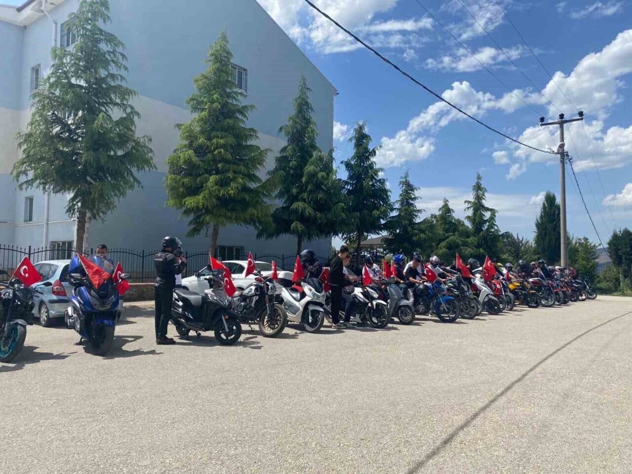 Bursa'nın Orhaneli ilçesinde, "Bir Kural Bir Ömür" temasıyla motosiklet sürücülerine