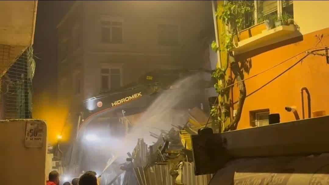 Fatih'teki Ayvansaray Mahallesi'nde deprem sonrası hasar gören 2 katlı ahşap