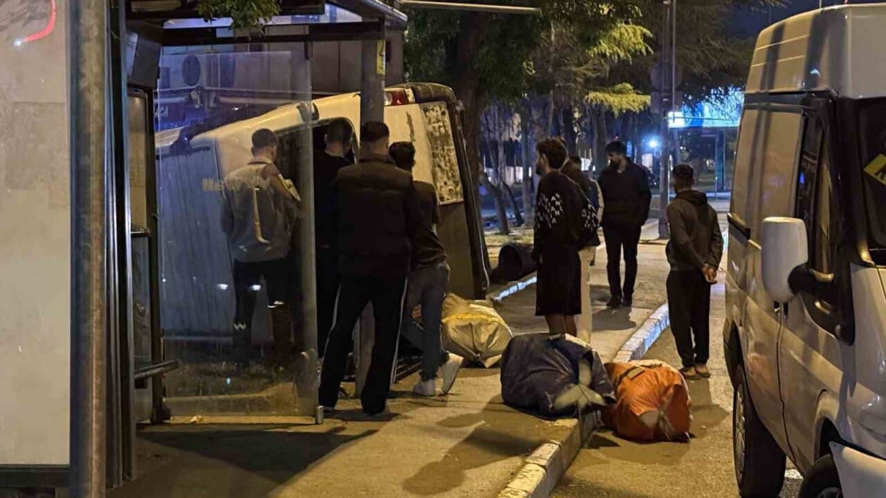Fatih'te Adnan Menderes Bulvarı'nda seyir halindeki ticari araç kontrolden çıkarak