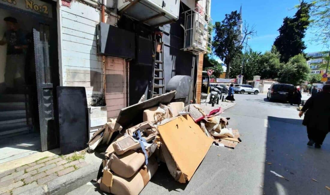 Fatih'te evini boşaltan bir kişi, 3. kattan eşyalarını pencereden aşağı