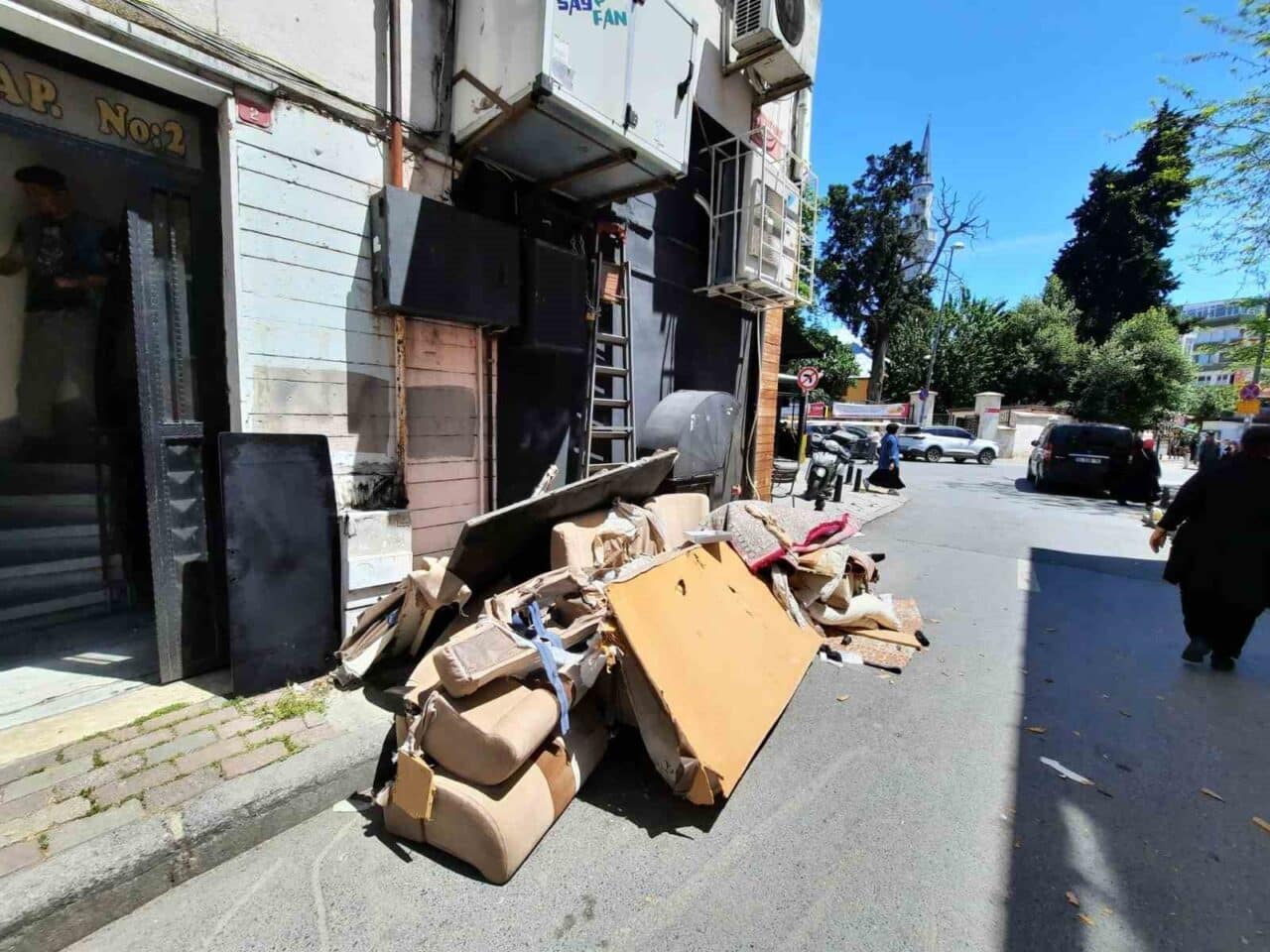 Fatih'te evini boşaltan bir kişi, 3. kattan eşyalarını pencereden aşağı