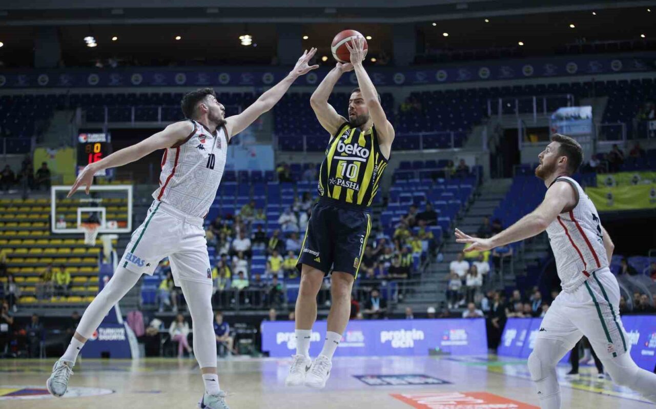 Fenerbahçe, Türkiye Sigorta Basketbol Süper Ligi 28. hafta maçında Karşıyaka'yı