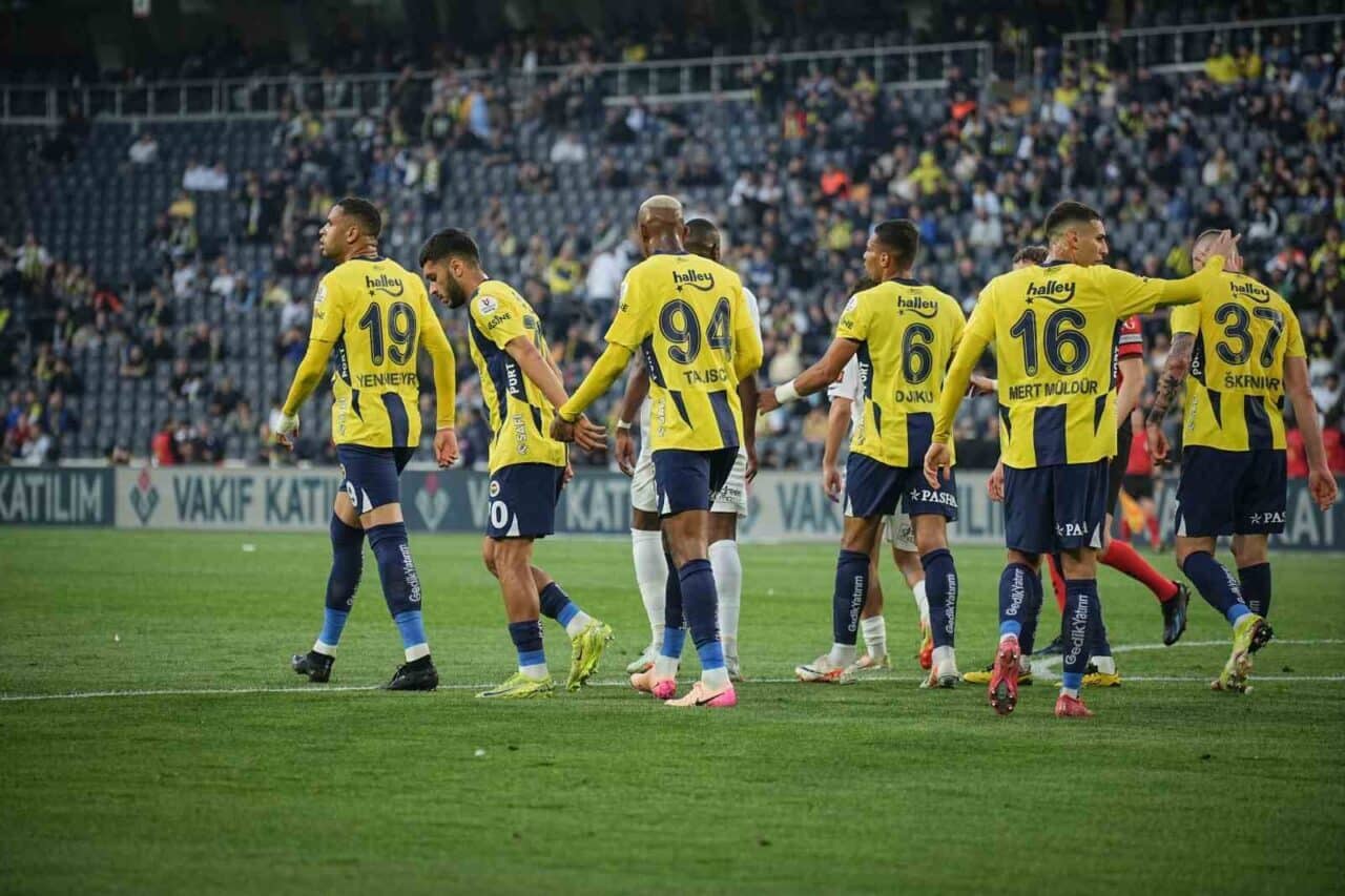 Fenerbahçe, Trendyol Süper Lig'in 36. haftasında Eyüpspor'u 2-1 yenerek iç
