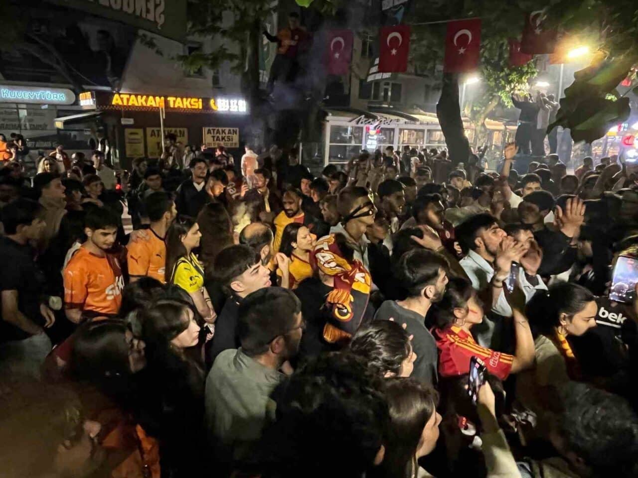 Galatasaray'ın 25. şampiyonluğu Kocaeli'de coşkuyla kutlandı. Fenerbahçeli taraftarlar da kutlamalara