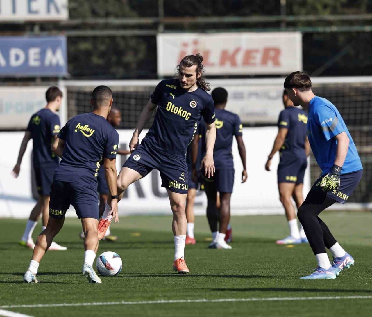 Fenerbahçe, Konyaspor ile oynayacağı maç öncesi antrenmanlarına başladı. Teknik Direktör