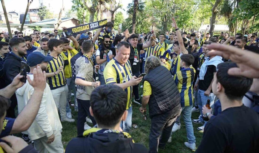 Fenerbahçe ve Beşiktaş derbisi öncesi taraftarlar coşkulu bir şekilde stadyumu dolduruyor. Fenerbahçe, Trendyol Süper Lig’in 34. haftasında Beşiktaş ile oynayacağı maça