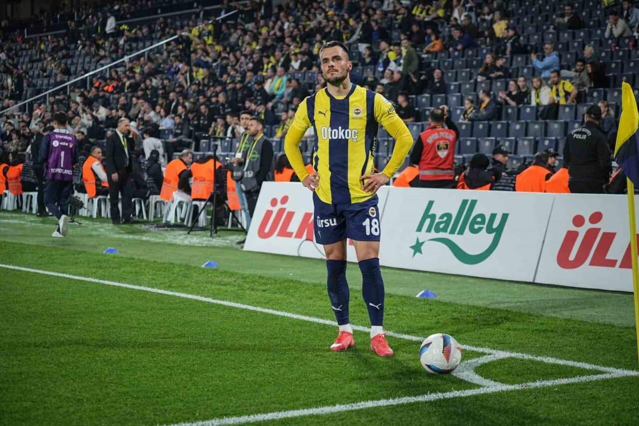 Galatasaray'ın şampiyonluğunu ilan etmesiyle Fenerbahçe, 2023-2024 sezonunu bir kez daha