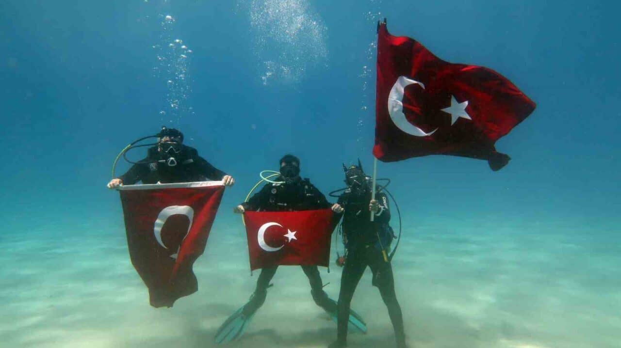 Fethiye'de dalgıçlar, 19 Mayıs Atatürk'ü Anma Gençlik ve Spor Bayramı'nı