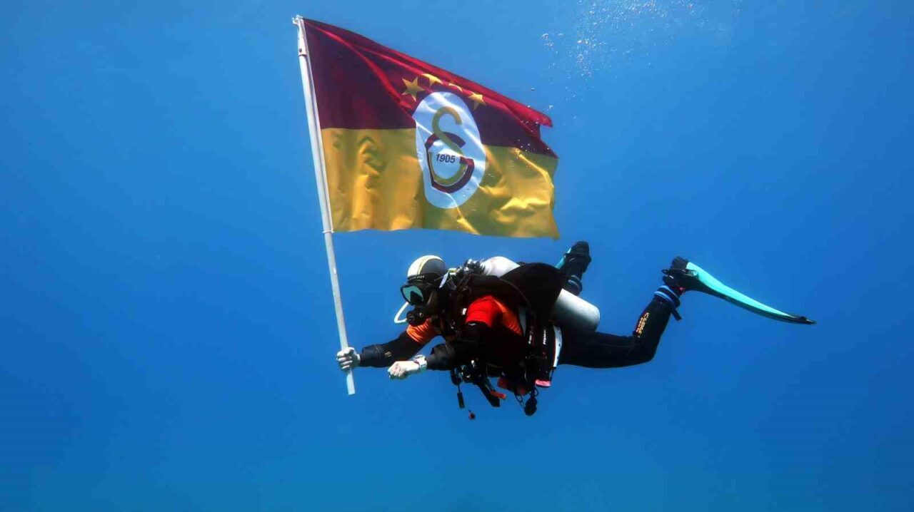 Fethiye'de dalgıçlar, Galatasaray'ın 25. şampiyonluğunu su altında sarı-kırmızılı bayraklarla kutladı.