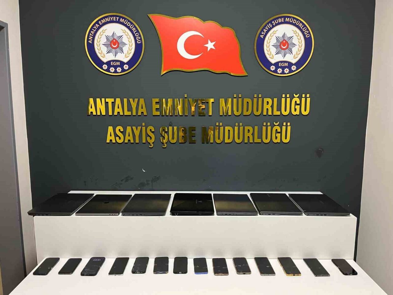 Antalya'da, araç kiralama firmalarından kiralanan araçları izinsiz internetten satan 10