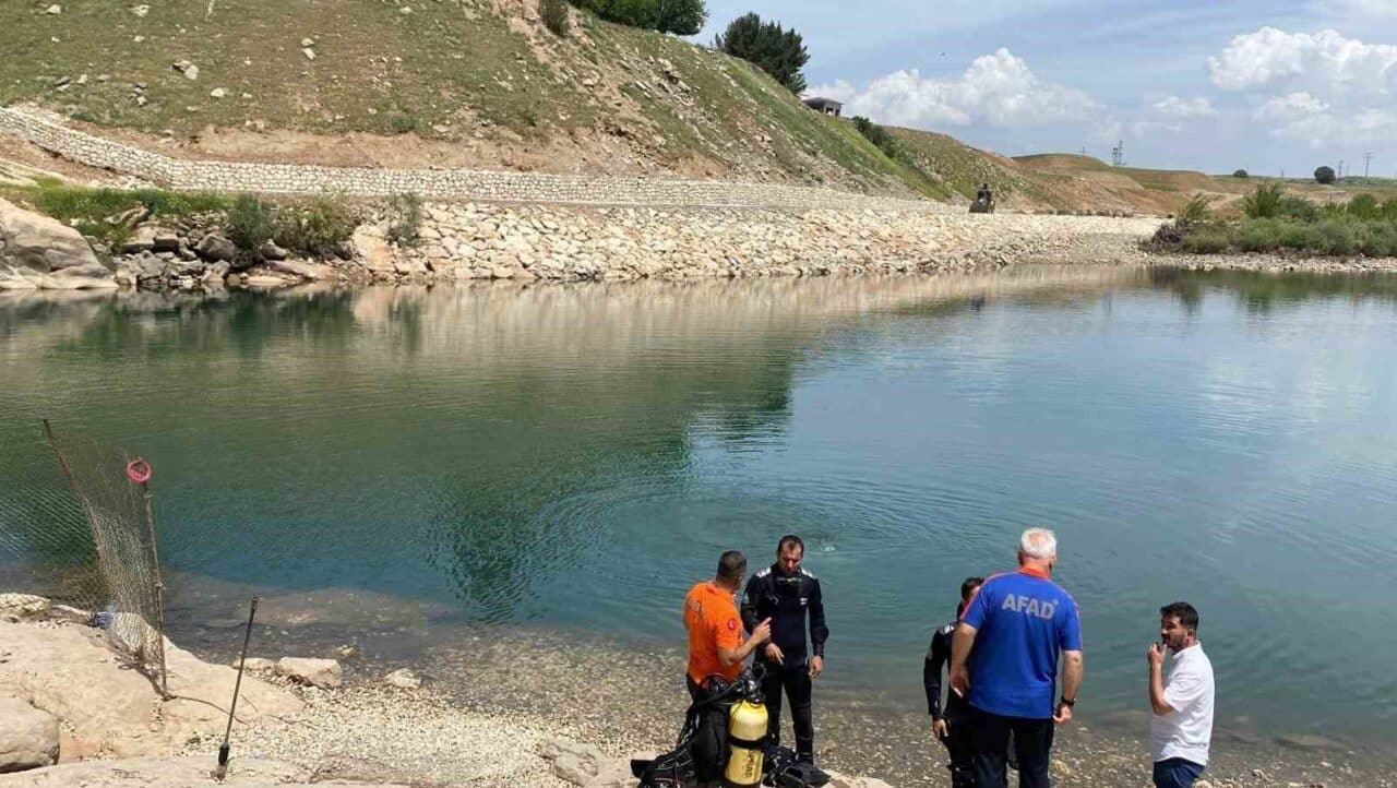 Diyarbakır'ın Silvan ilçesinde 15 yaşındaki Mazlum Kılıç, fotoğraf çekerken dengesini