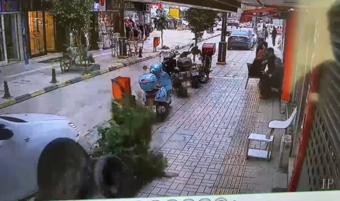Hatay’da Fren Yerine Gaza Basan Sürücü, Kaldırıma Çıkarak Çevresindeki Her Şeyi Devirdi Hatay'ın İskenderun ilçesinde, kadın sürücünün yanlışlıkla gaza basması sonucu 33