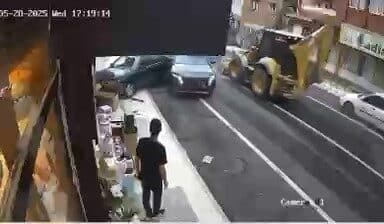 Hatay İskenderun'da fren arızası nedeniyle kontrolden çıkan kepçe, yokuş aşağı