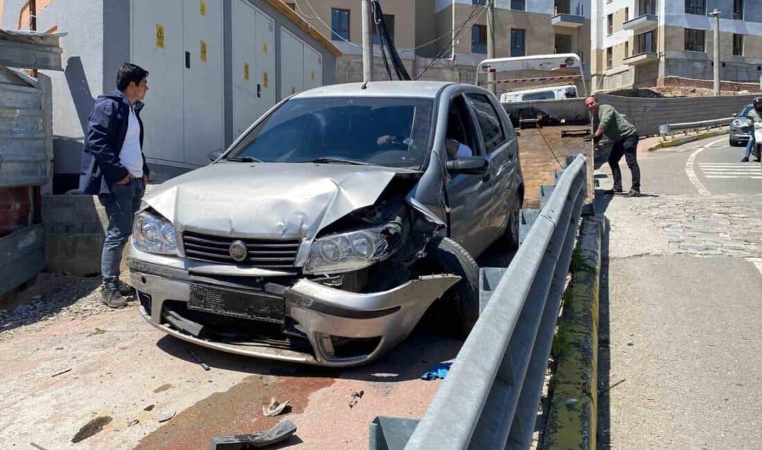 Kocaeli'nin İzmit ilçesinde freni boşalan bir otomobil, trafik ışıklarında bekleyen