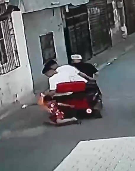 Adana’nın Yüreğir ilçesinde, Galatasaray forması giyen H.D. adlı çocuk, İ.T.,