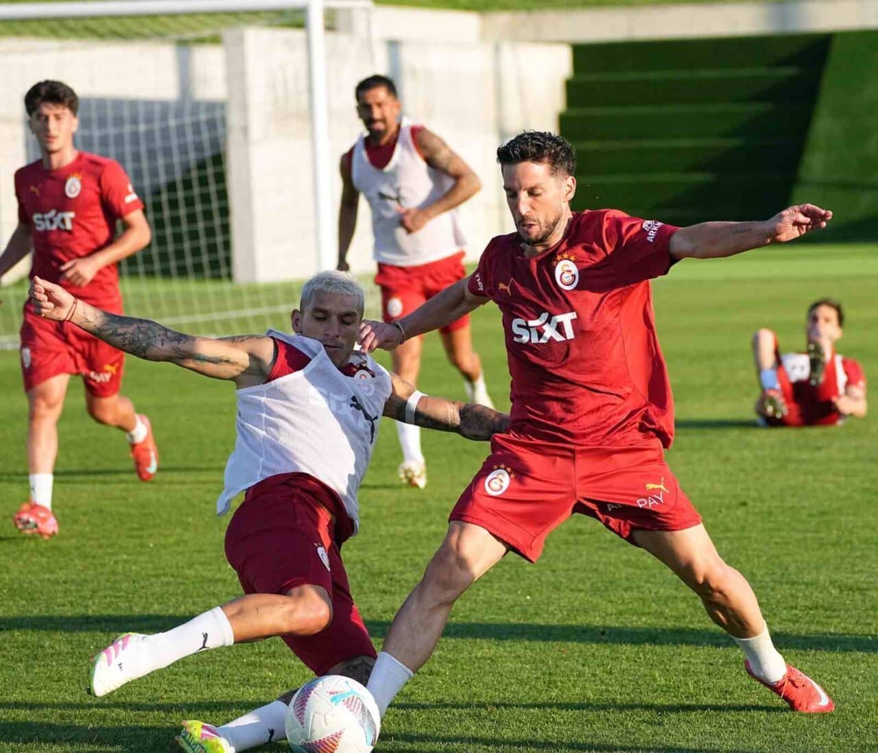 Galatasaray, Göztepe ile oynayacağı maç için antrenmanlara başladı. Okan Buruk
